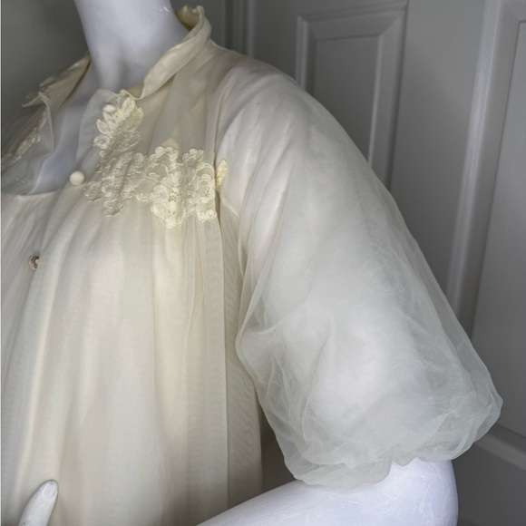1960 Vintage Cream Chemise with Lace Detailing and Flowing Sleeves.  #148 - Picture 8 of 13